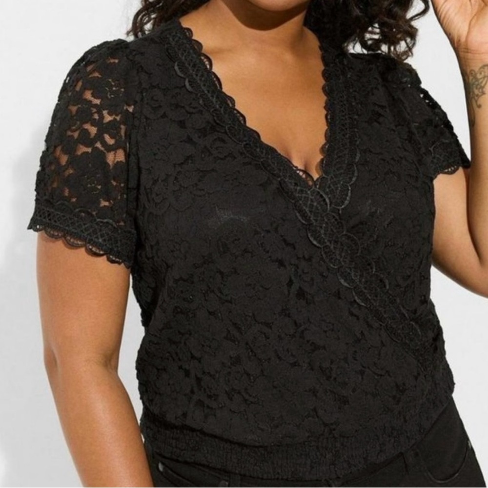 NWT Torrid Stretch Lace Surplice Crop Top. Size 2 (18/20)
